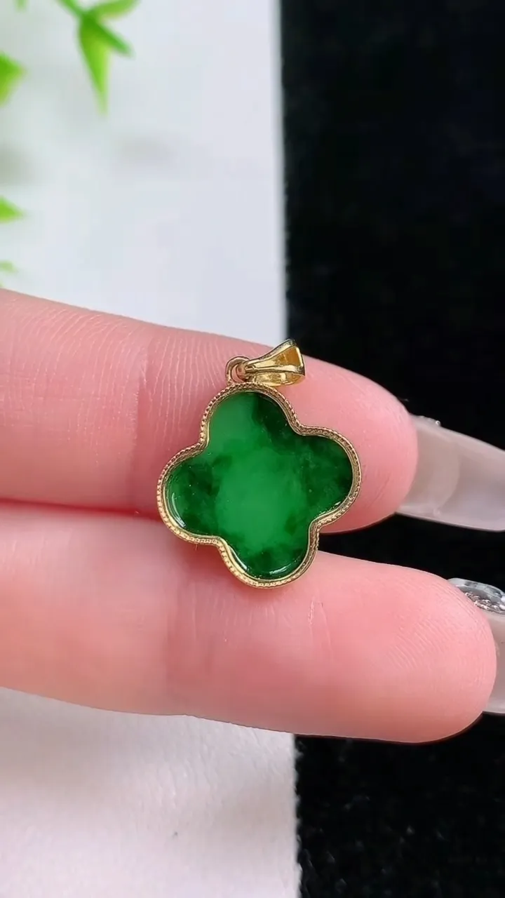 天然A货翡翠四叶草吊坠，尺寸15.5-2.5，重:1.52g
1月18日