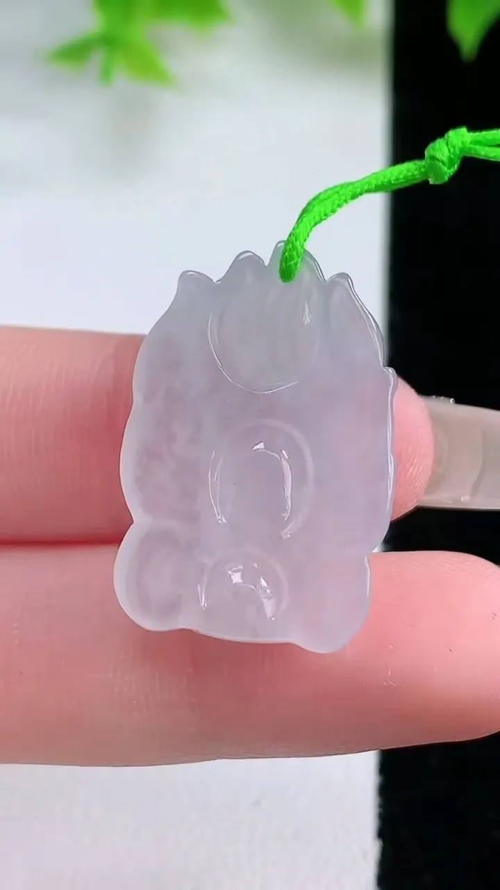 天然A货翡翠九尾狐吊坠，尺寸27-16.4-4.7，重量:4.44g
1月18日