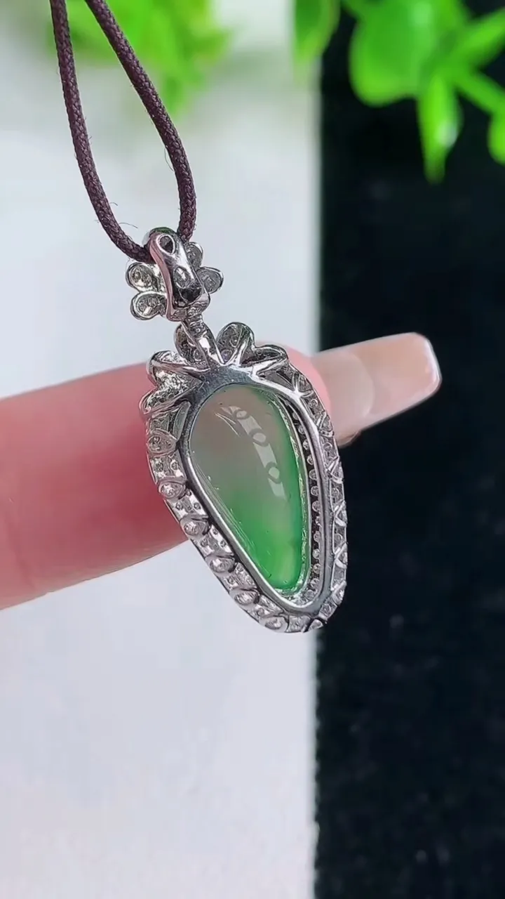 天然A货翡翠福瓜吊坠，尺寸25.6-11-6.5，裸石14.7-7重量:2.08g
1月18日