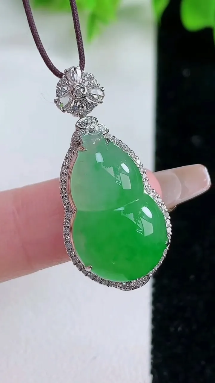 天然A货翡翠葫芦吊坠，尺寸32.7-15.5-10，裸石21-13.3重量:4.37g
1月18日