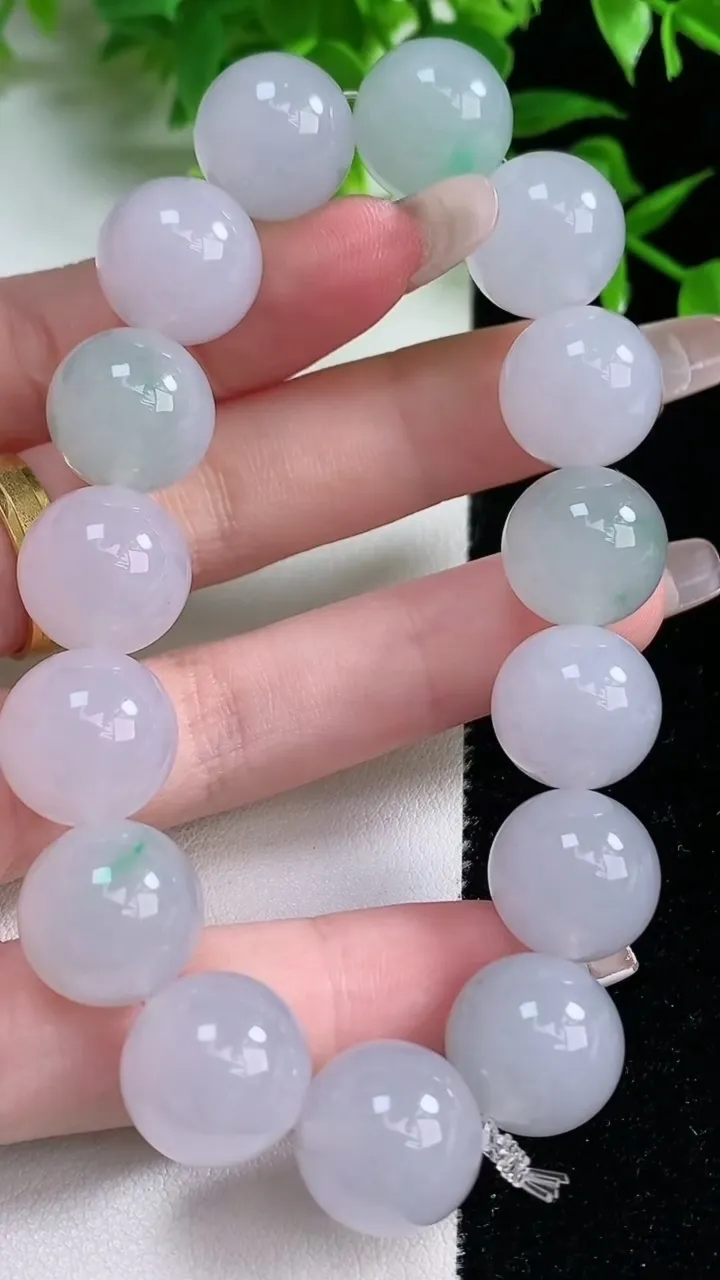 天然A货翡翠圆珠手串，尺寸13.8-15颗，重量40.80g1月18日
工厂直销收藏佳品,种好水足，色泽均匀，有种有色，上手高大气！