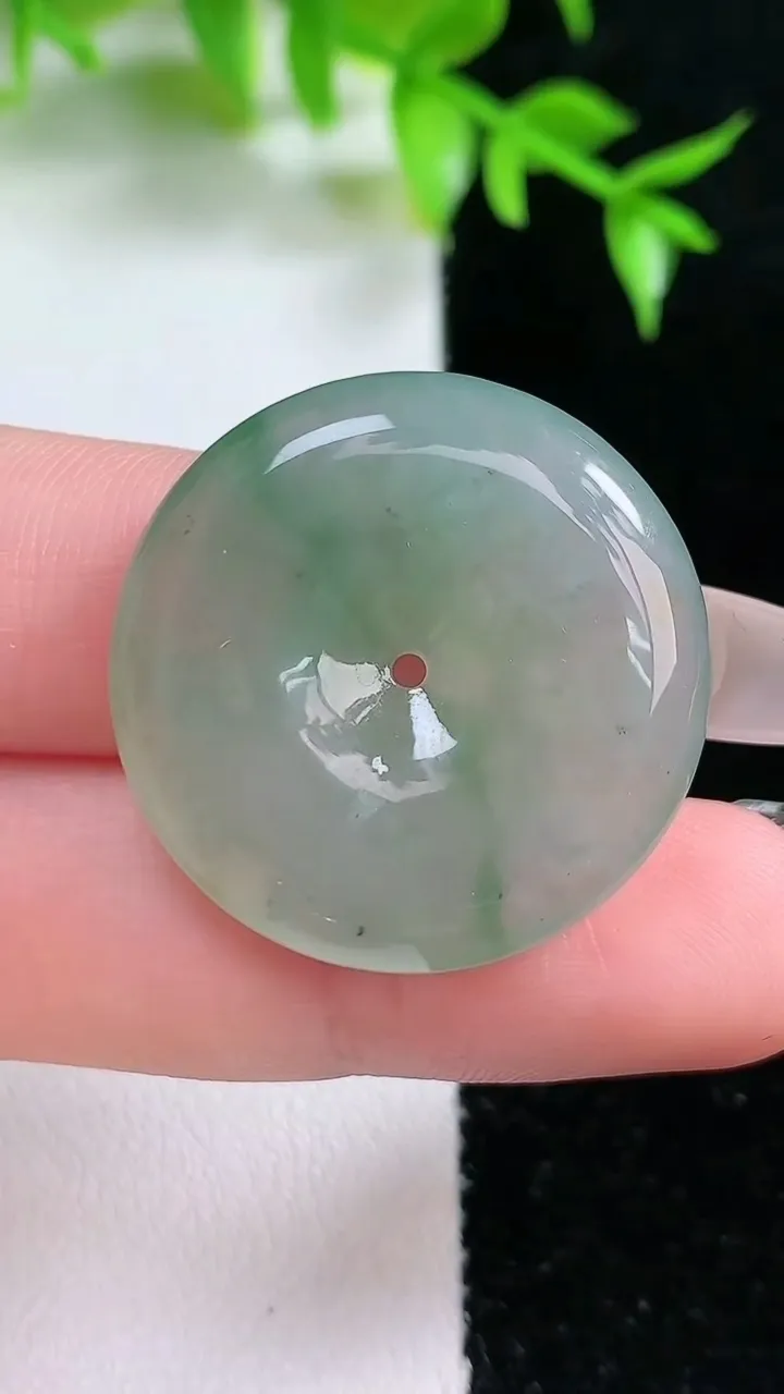 天然A货翡翠飘花平安扣吊坠，尺寸27.7-5.6，重:8.82g
1月18日