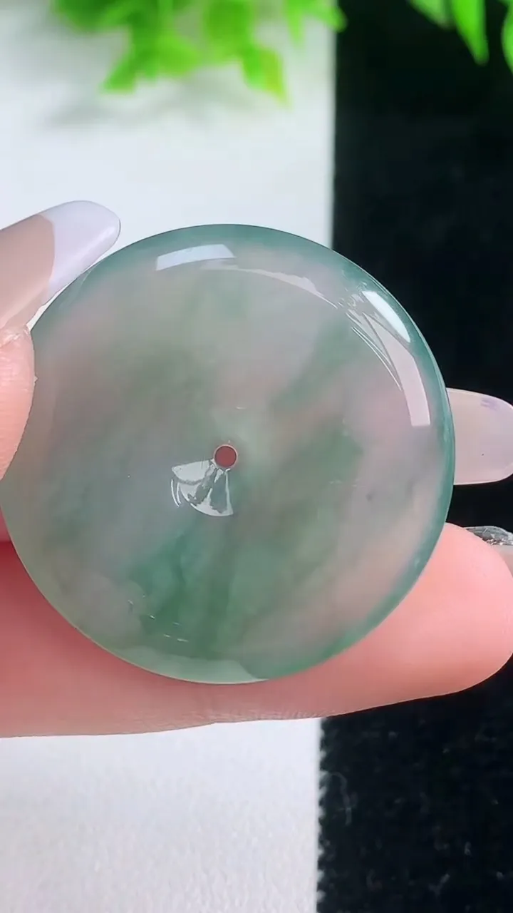 天然A货翡翠种飘花平安扣吊坠，尺寸32.5-5.3，重量:12.18g
1月18日