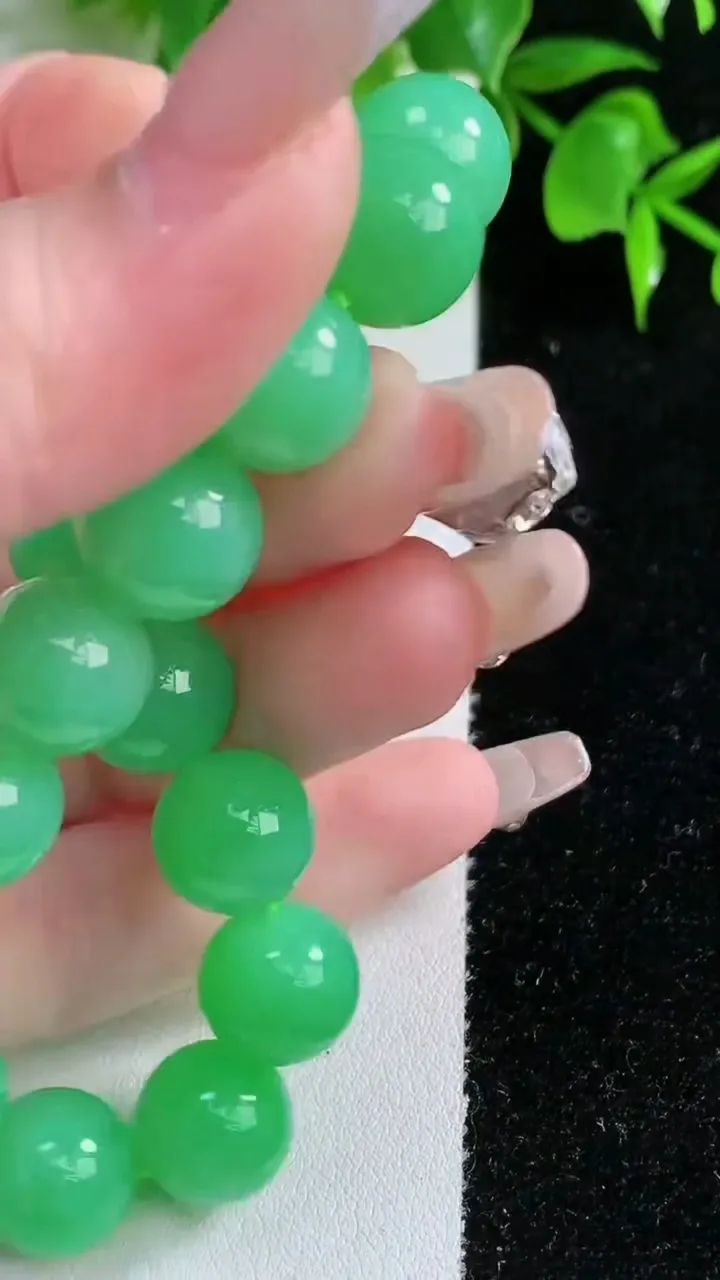 天然A货翡翠圆珠手串，尺寸11.3-17颗，重量:45.43g1月18日
工厂直销收藏佳品,种好水足，色泽均匀，有种有色，上手高大气！