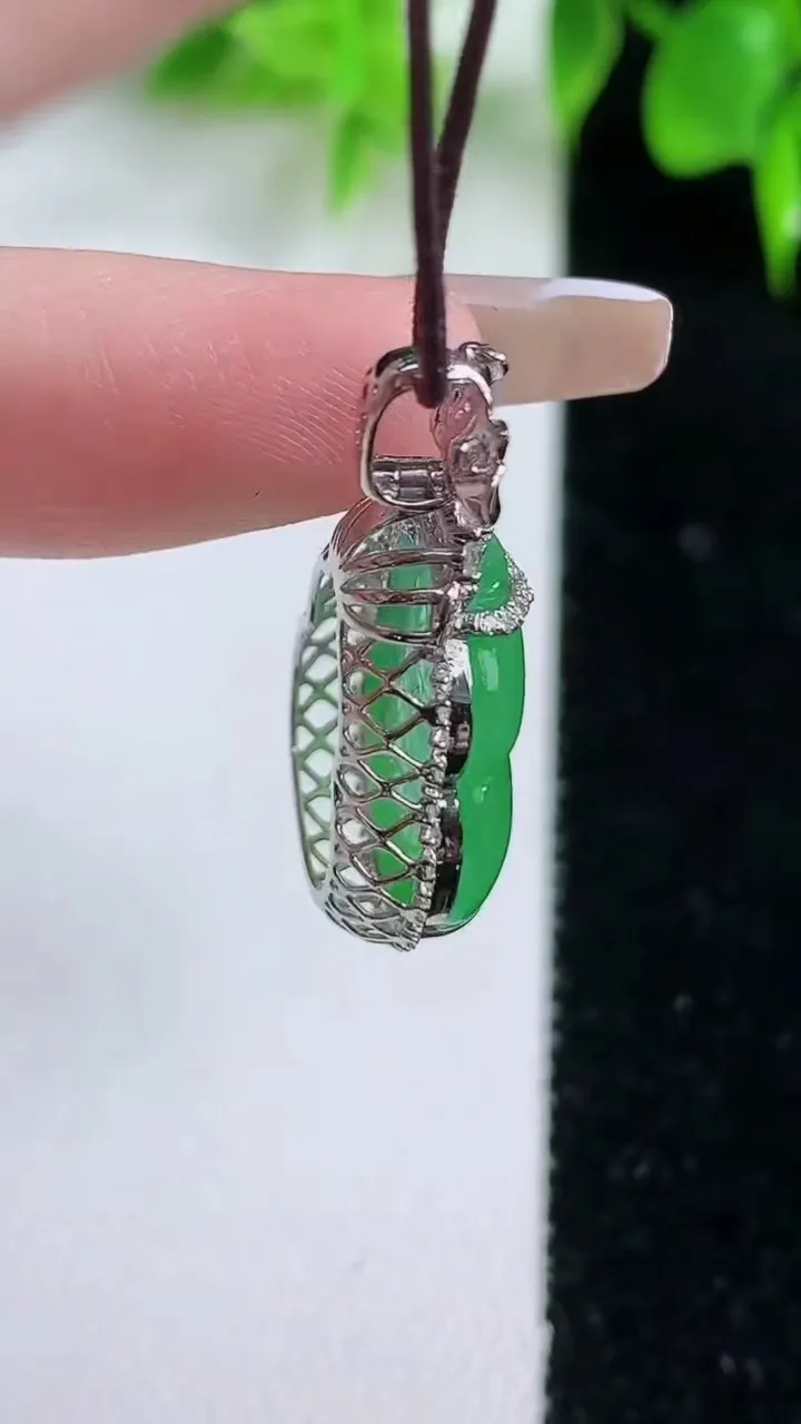 天然A货翡翠葫芦吊坠，尺寸27.7-16-7.4，裸石17.2-14.2重量:3.65g
1月18日