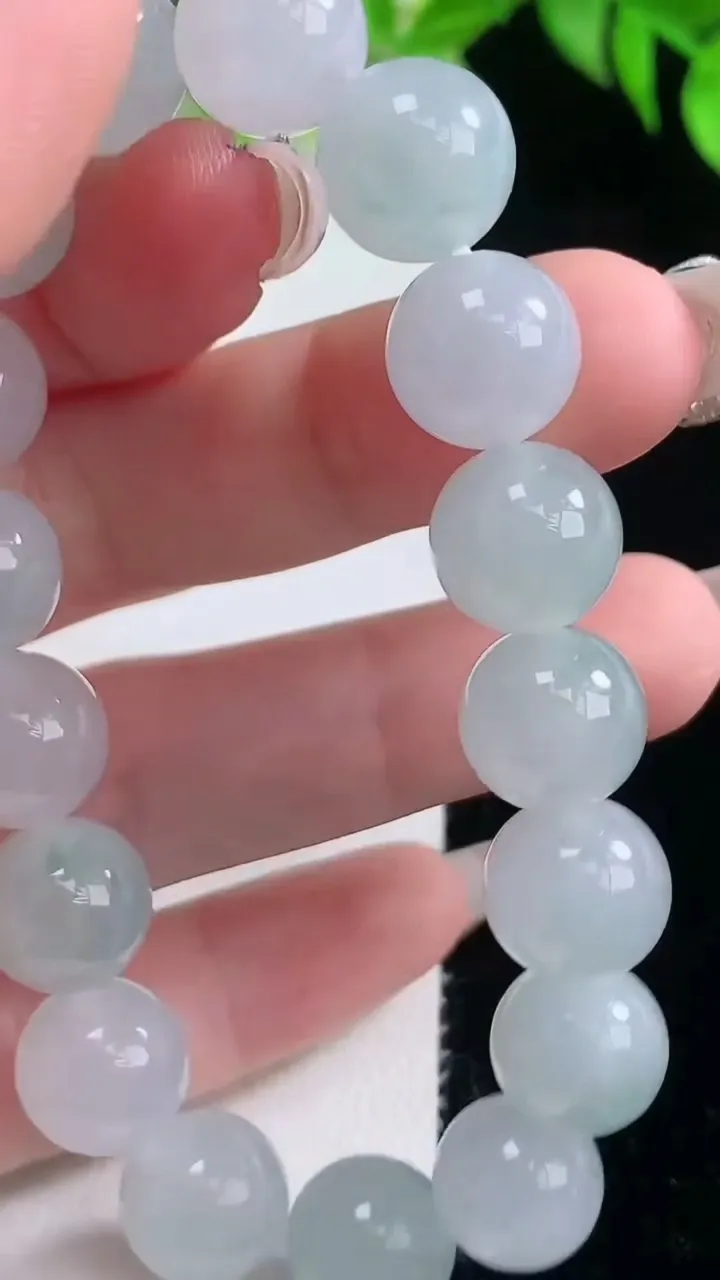 天然A货翡翠种飘花圆珠手串，尺寸11.5-17颗，重量:46.47g1月18日
工厂直销收藏佳品,种好水足，色泽均匀，有种有色，上手高大气！