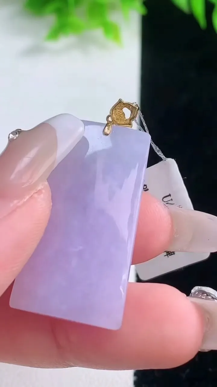 天然A货翡翠18K金紫罗兰无事牌吊坠，尺寸32.9-17.8-7，重量:9.59g
1月18日