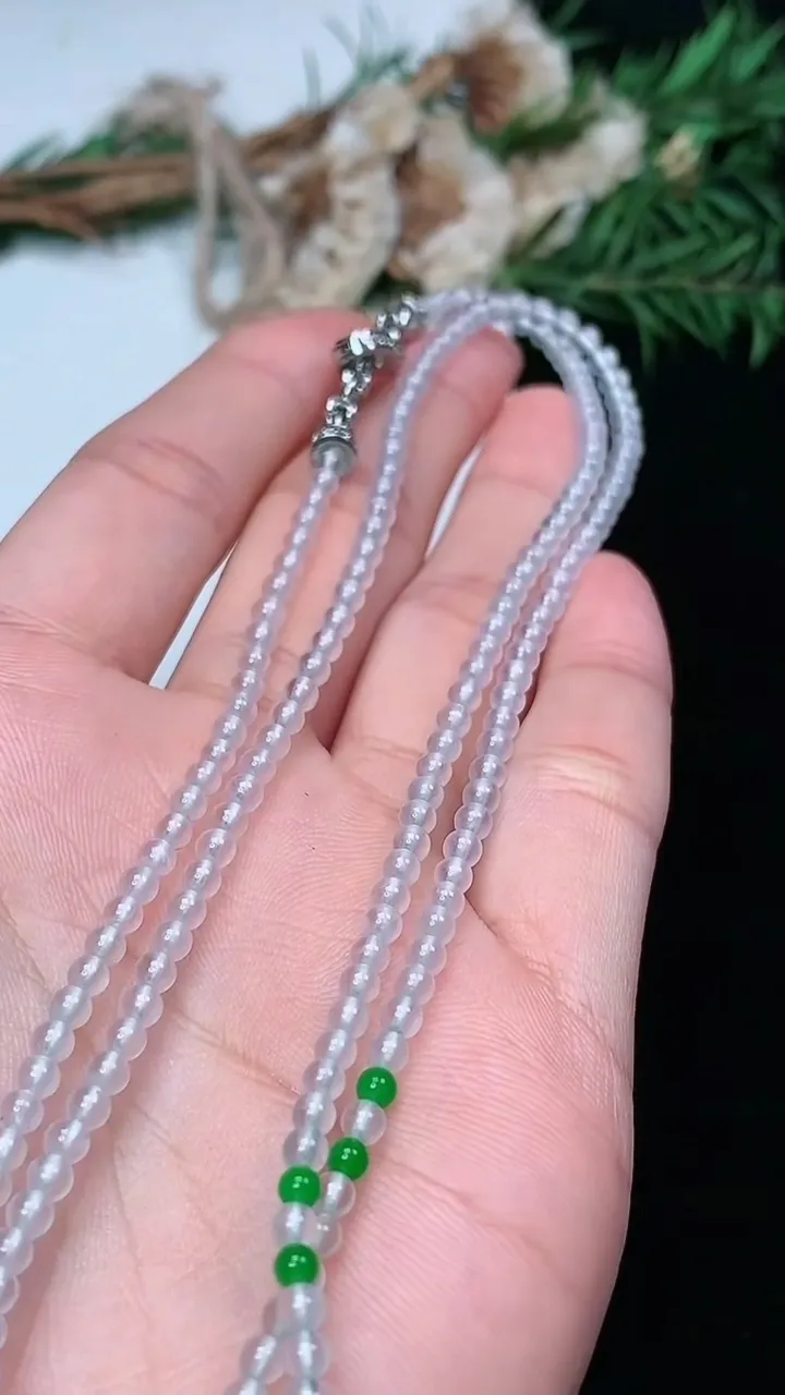 天然A货翡翠白冰小米珠项链，尺寸2.9-202颗，重量:10.76g
1月18日