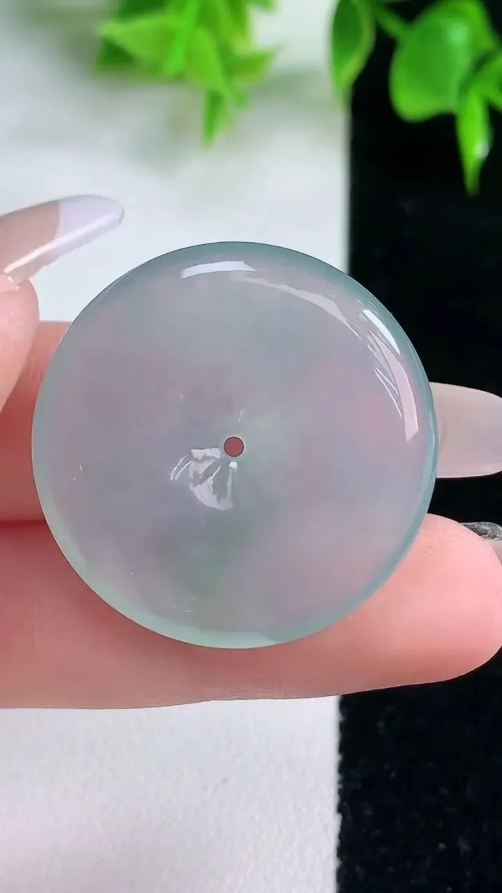 天然A货翡翠平安扣吊坠，尺寸29.6-5.8，重量:11.15g
1月18日