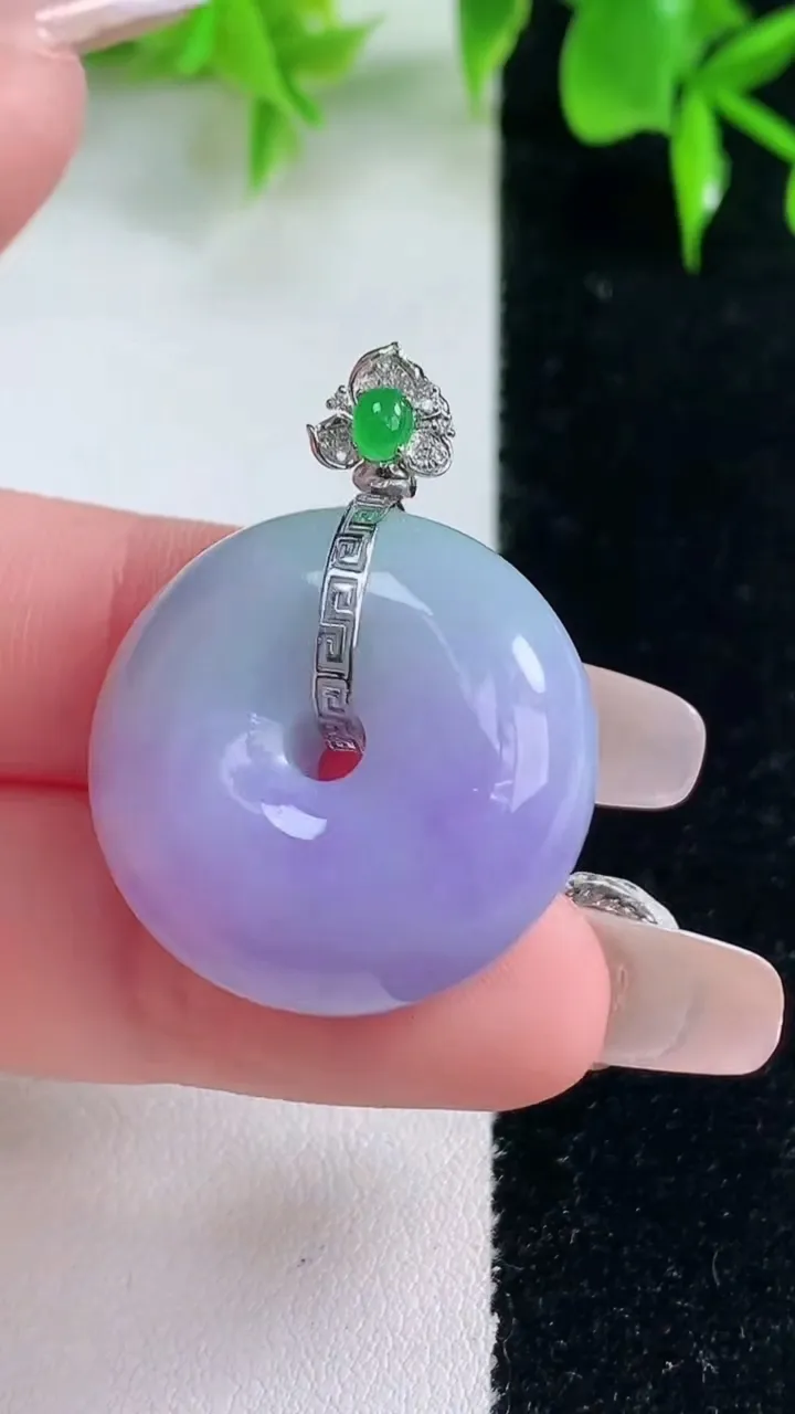 天然A货翡翠18K金紫罗兰平安扣吊坠，尺寸25.3-11.4，重量:15.90g
1月18日