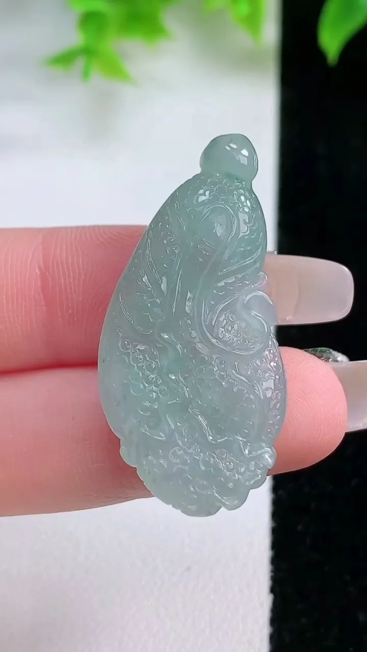 天然A货翡翠白菜吊坠，尺寸38.3-18.2-5，重量:6.21g
1月18日