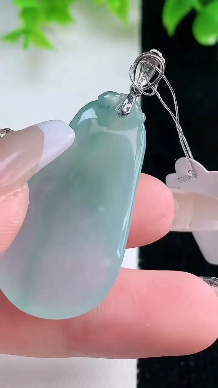 天然A货翡翠福瓜吊坠，尺寸37.3-20.4-5.6，重量:9.71g
1月18日