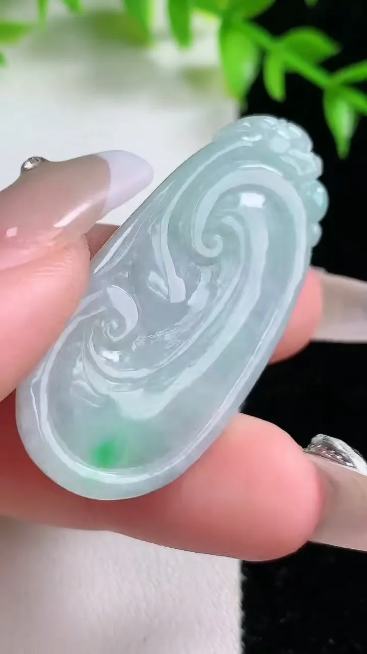 天然A货翡翠如意吊坠，尺寸42.8-20.2-6.5，重:11.73g
1月18日