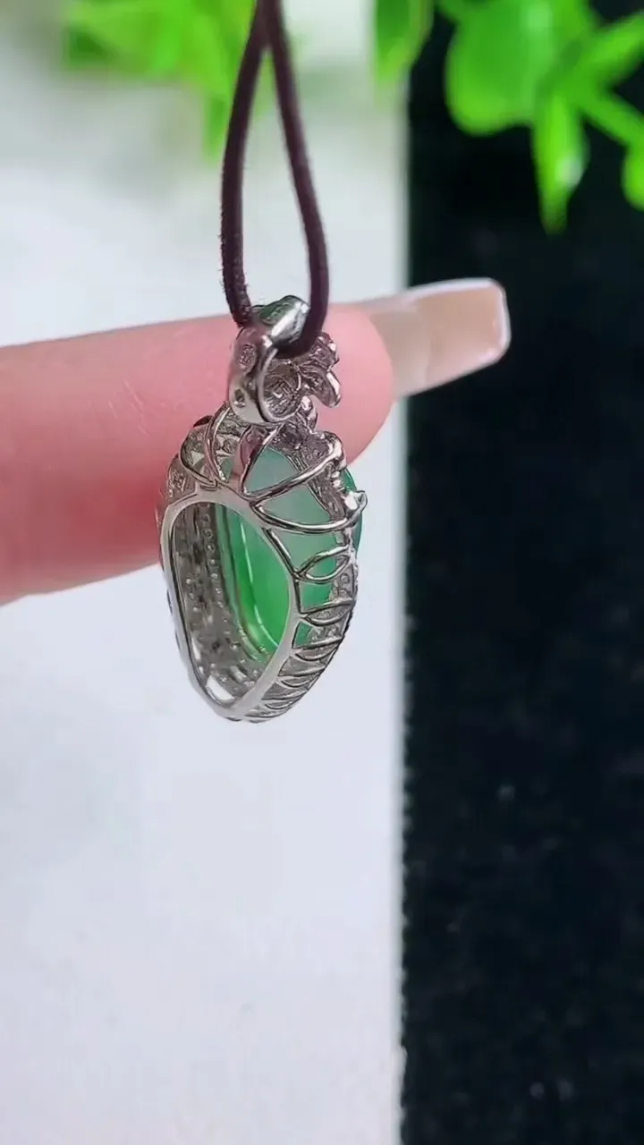 天然A货翡翠福瓜吊坠，尺寸25.6-11-6.5，裸石14.7-7重量:2.08g
1月18日