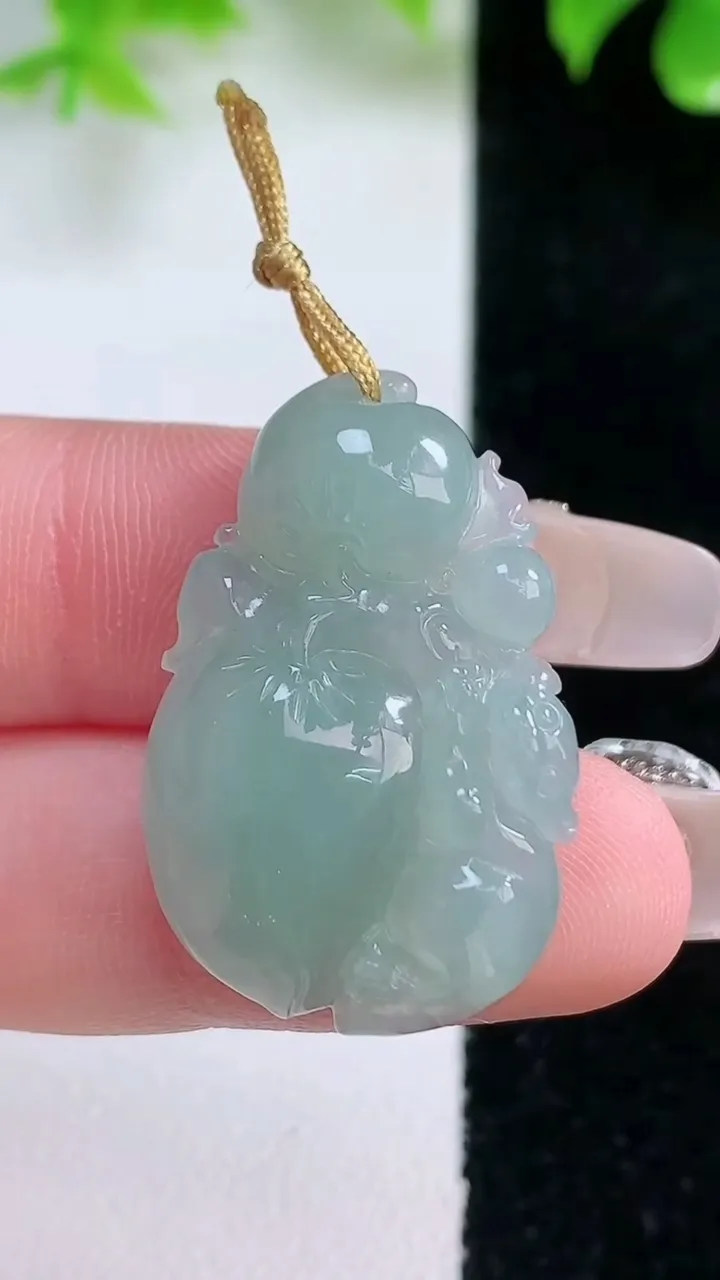 天然A货翡翠寿桃吊坠，尺寸30.7-20-6.6，重量:6.22g
1月18日