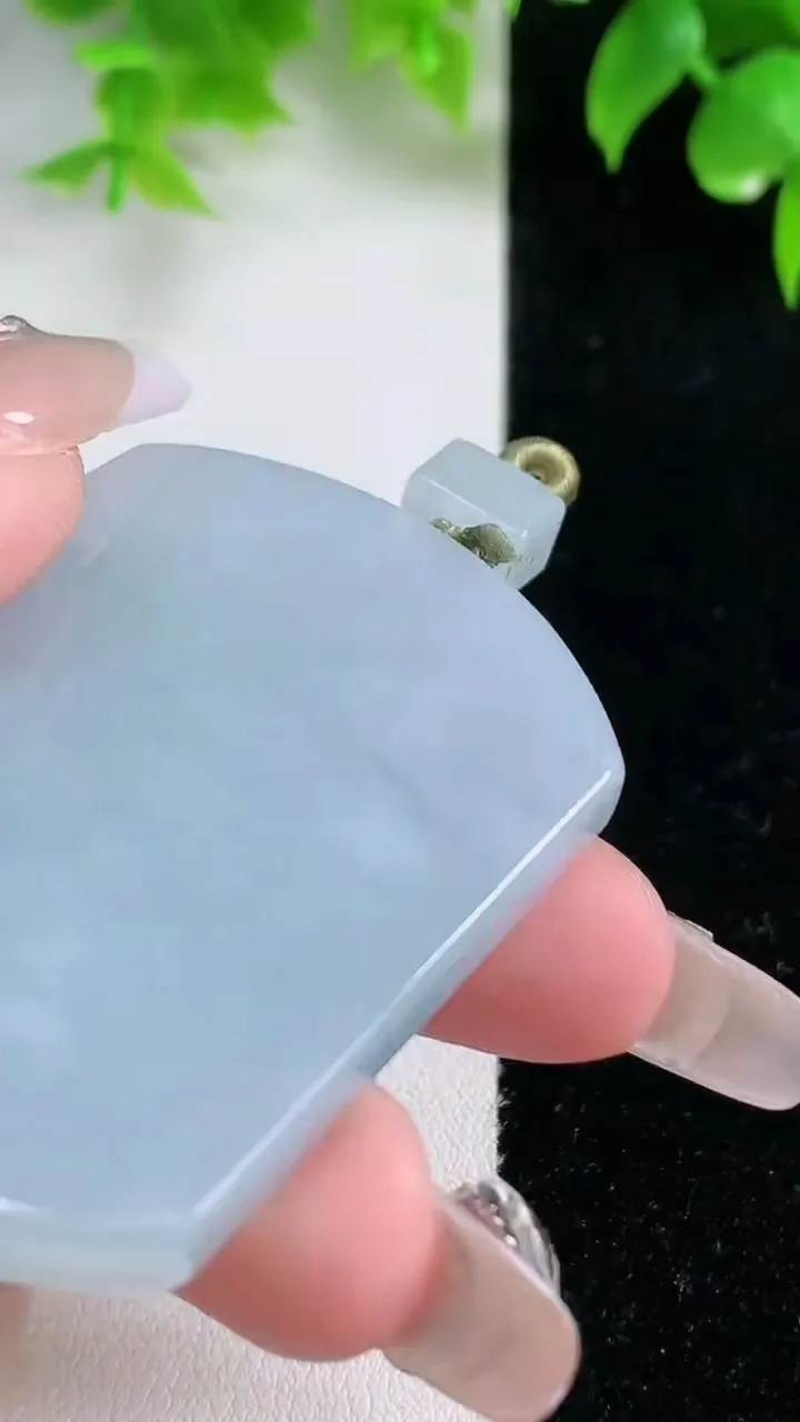 天然A货翡翠紫罗兰无事牌吊坠，尺寸52.8-39.5-5.5，重量:35.17g
1月18日