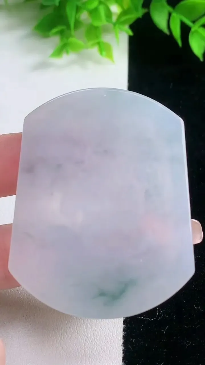 天然A货翡翠冰种飘花虚空藏菩萨吊坠，尺寸56-44.8-5.7，重量:31.78g
1月18日