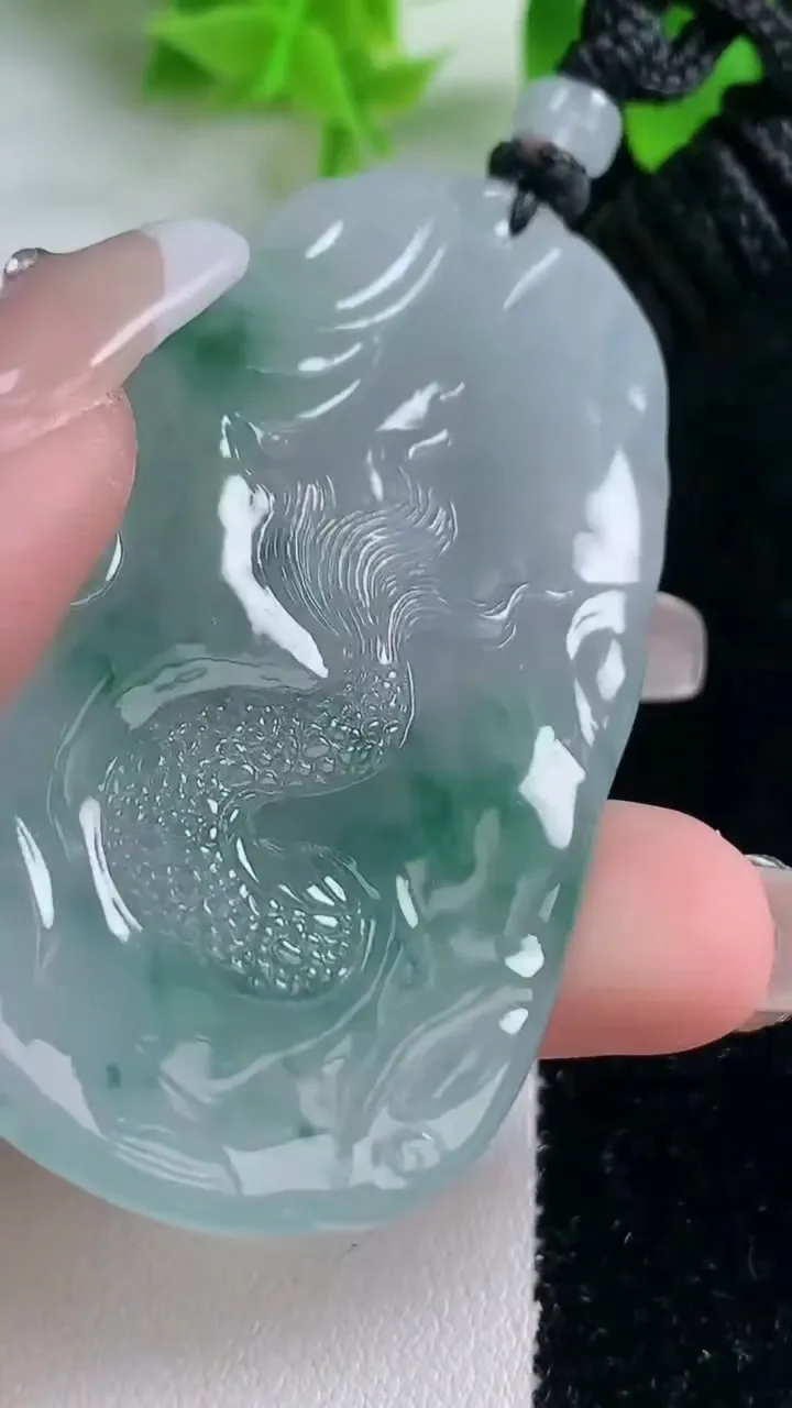 天然A货翡翠种飘花龙牌吊坠，尺寸64.5-33.8-9，重量:39.83g
1月18日