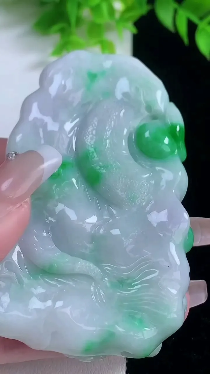 天然A货翡翠龙牌吊坠，尺寸78.5-47-12，重量:91.06g
1月18日