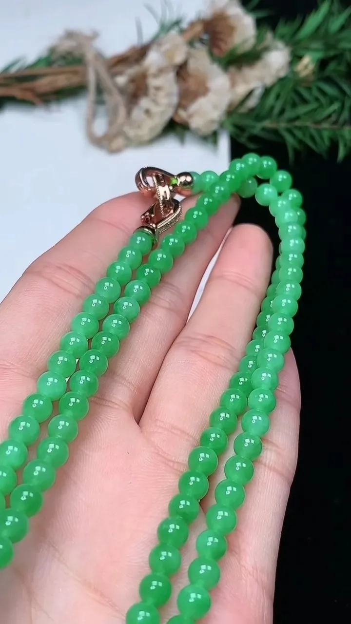 天然A货翡翠圆珠项链，尺寸5-121颗，重量:28.01g
1月18日