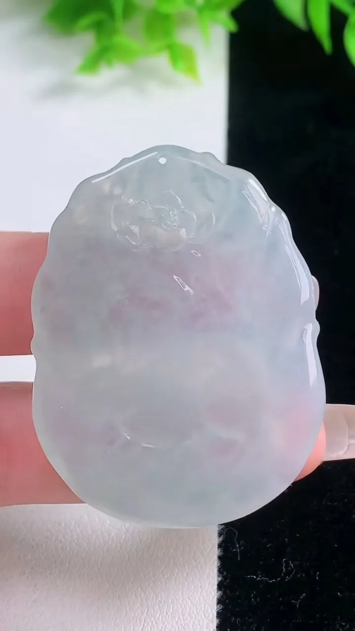 天然A货翡翠生肖兔吊坠，尺寸48-36.5-4.8，重量:18.60g
1月18日