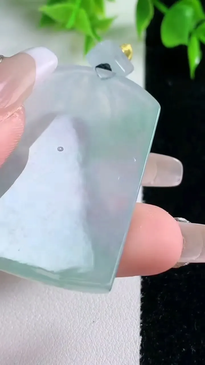 天然A货翡翠观音菩萨吊坠，尺寸47.2-31.4-5，重量:21.38g
1月18日