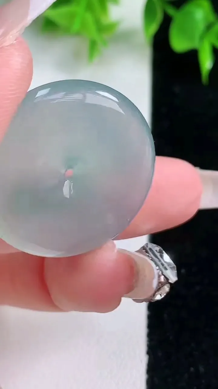 天然A货翡翠平安扣吊坠，尺寸29.6-5.8，重量:11.15g
1月18日