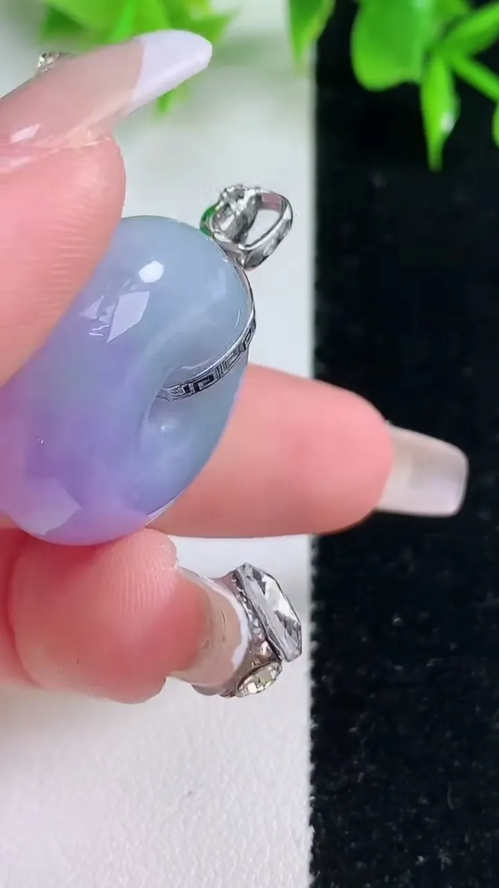 天然A货翡翠18K金紫罗兰平安扣吊坠，尺寸25.3-11.4，重量:15.90g
1月18日