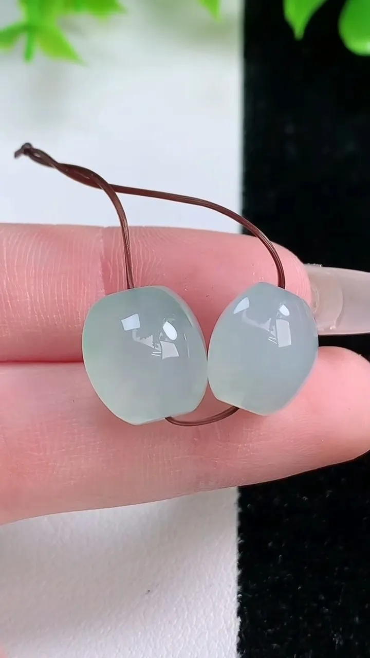 天然A货翡翠路路通吊坠一对，尺寸13-13.6-10，重量:6.94g
1月18日