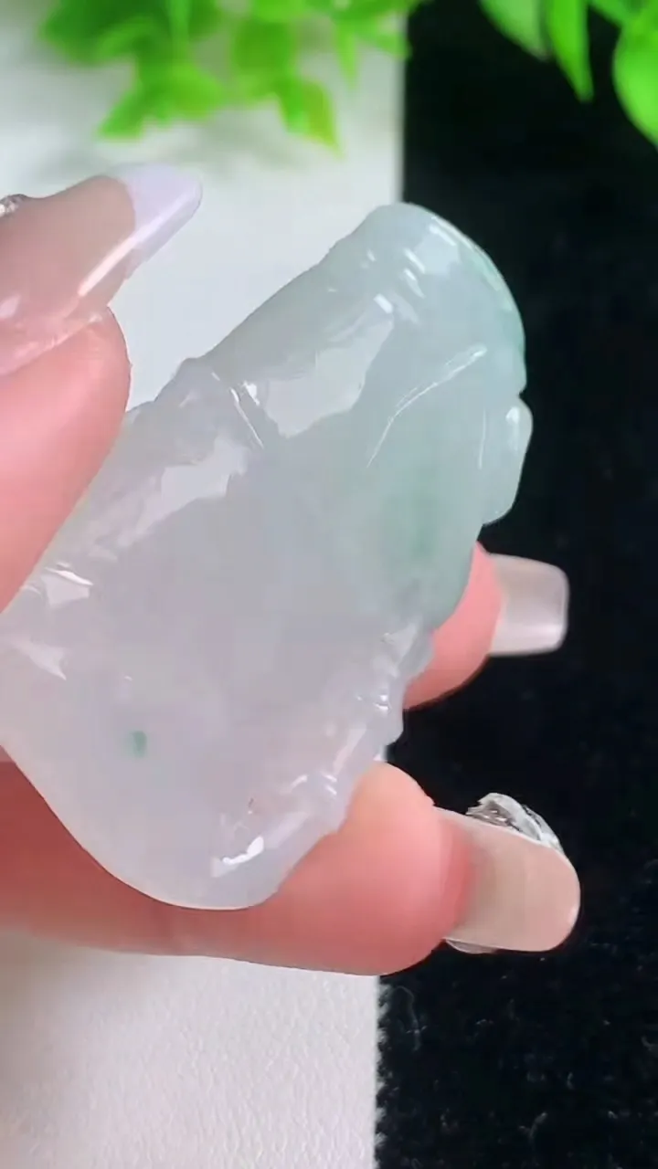 天然A货翡翠飘花节节高升 竹节吊坠，尺寸47.6-27-10.7，重量:25.04g
1月18日