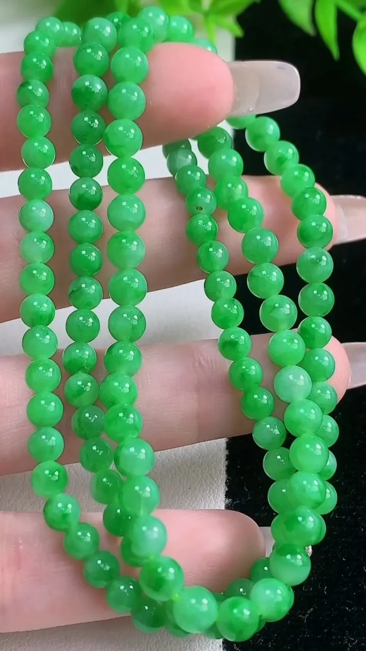 天然A货翡翠圆珠项链，尺寸5.2-124颗，重量:26.67g1月18日
工厂直销收藏佳品,种好水足，色泽均匀，有种有色，上手高大气！