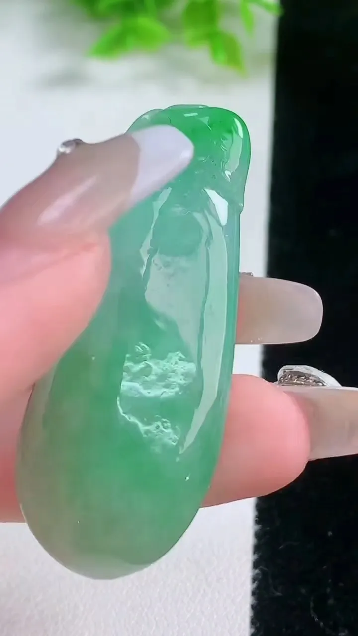 天然A货翡翠福瓜吊坠，尺寸50-20.8-12.8，重:23.20g
1月18日