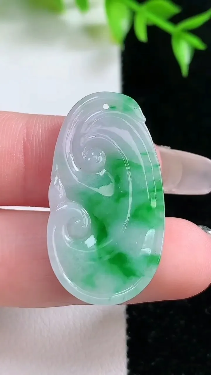 天然A货翡翠如意吊坠，尺寸33.4-18-3，重:3.76g
1月18日