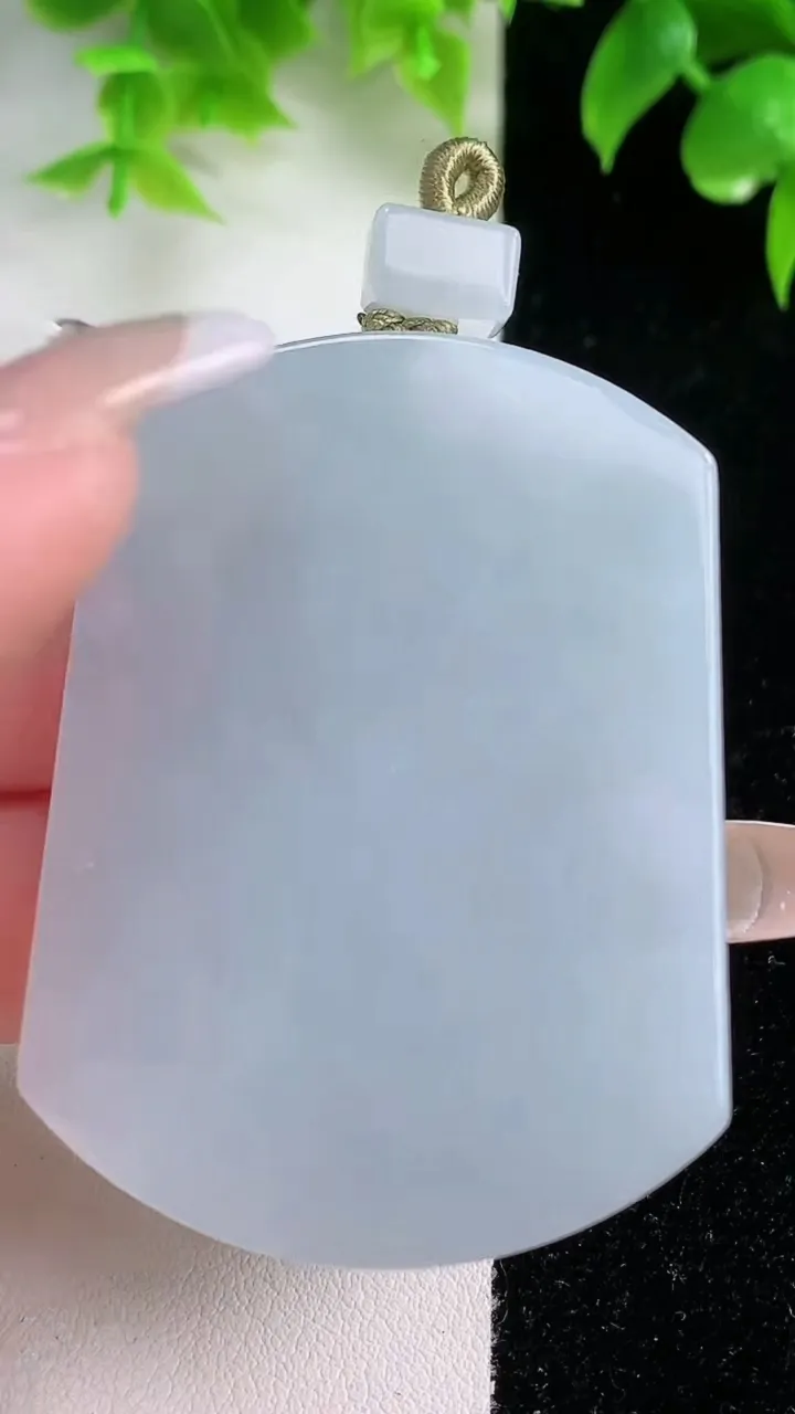 天然A货翡翠紫罗兰无事牌吊坠，尺寸52.4-39-5，重量:34.00g
1月18日