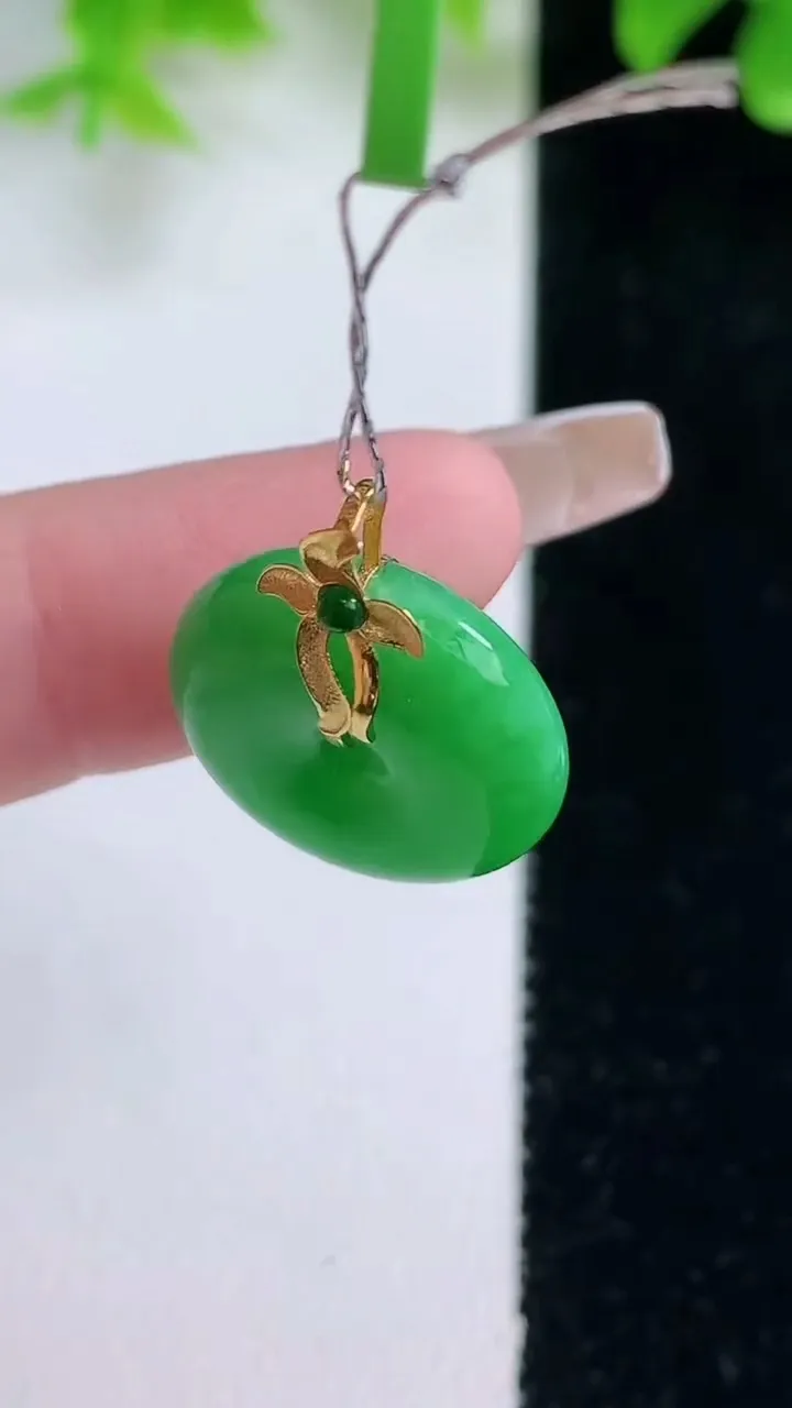 天然A货翡翠平安扣吊坠，尺寸16.5-6，重量:4.04g
1月18日