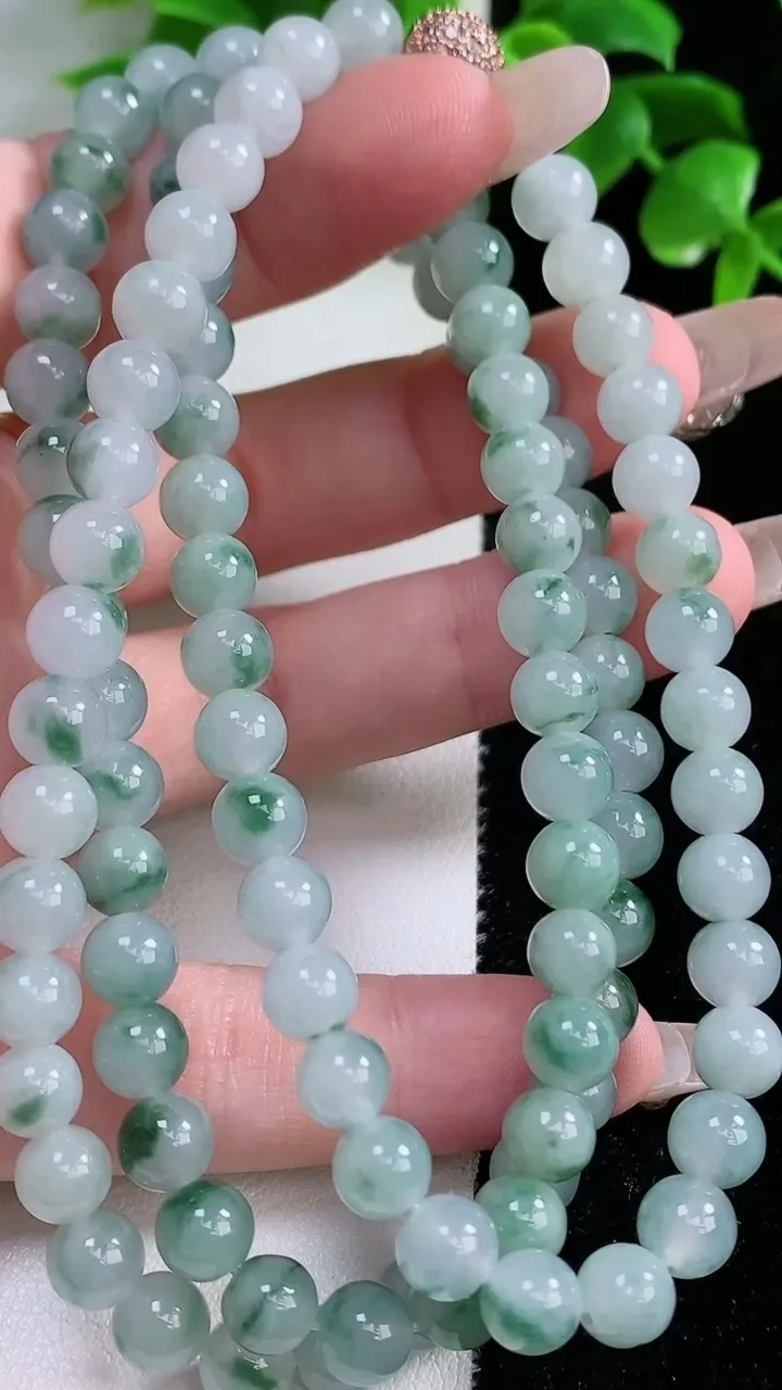 天然A货翡翠冰种飘花圆珠项链，尺寸6.4-108颗，重量:52.68g
1月18日