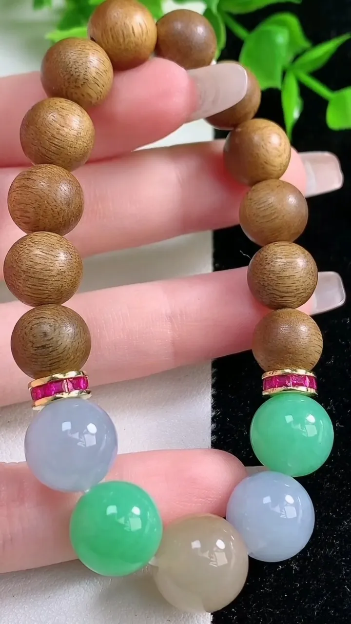 天然A货翡翠三彩圆珠檀香圆珠手串，尺寸13，重量:21.46g1月18日
工厂直销收藏佳品,种好水足，色泽均匀，有种有色，上手高大气！