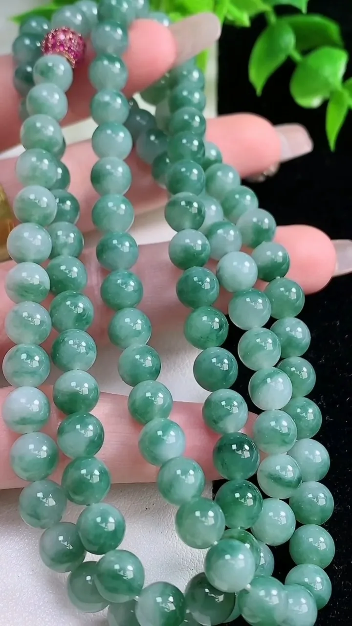 天然A货翡翠飘花圆珠项链，尺寸6.9颗，重量:65.99g
1月18日