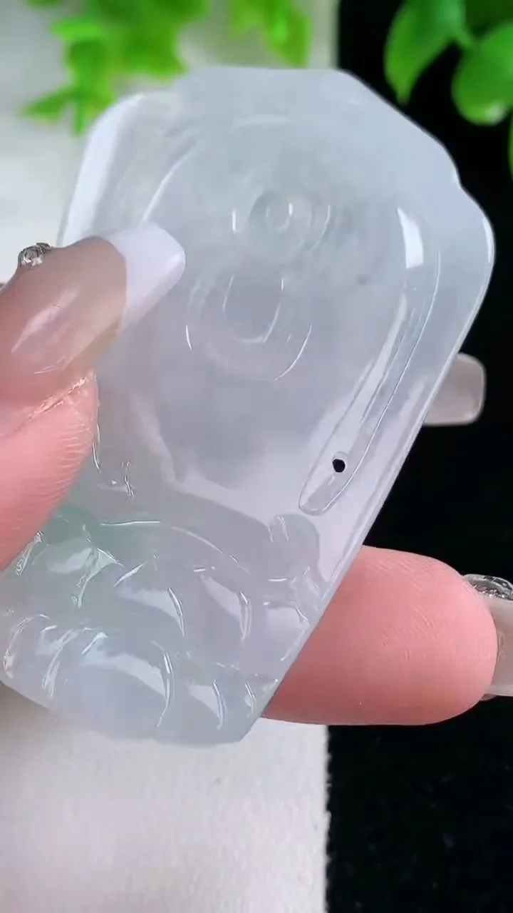 天然A货翡翠千手观音吊坠，尺寸59.2-35.7-5.2，重量:21.45g
1月18日