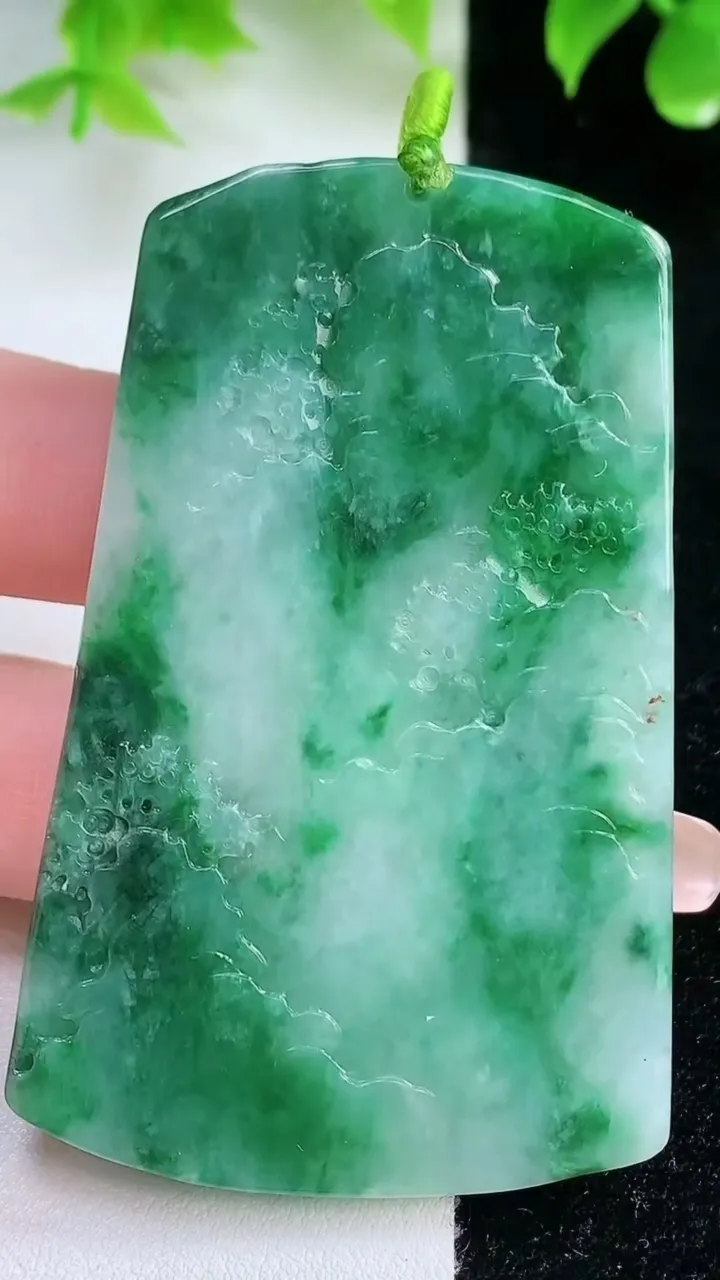 天然A货翡翠山水牌吊坠，尺寸65.6-41.2-4.7，重量:34.79g
1月18日