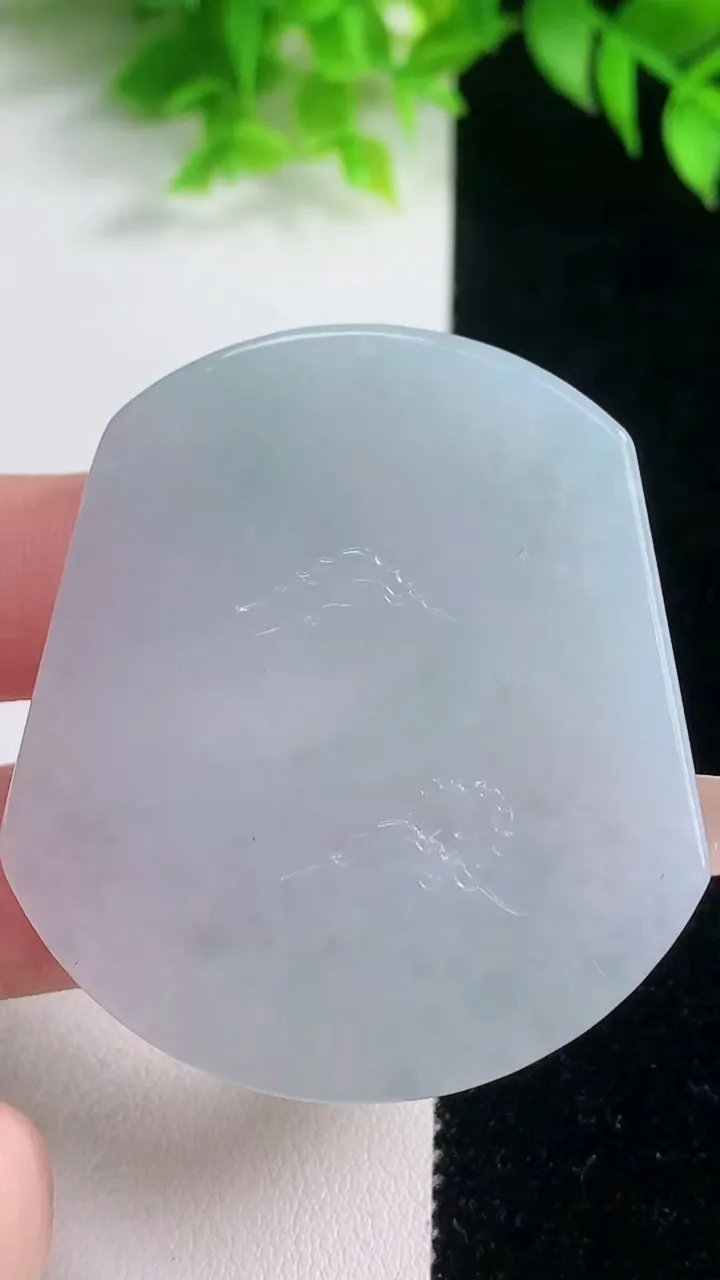 天然A货翡翠牌吊坠，尺寸51.3-47-5.4，重量:33.90g
1月18日