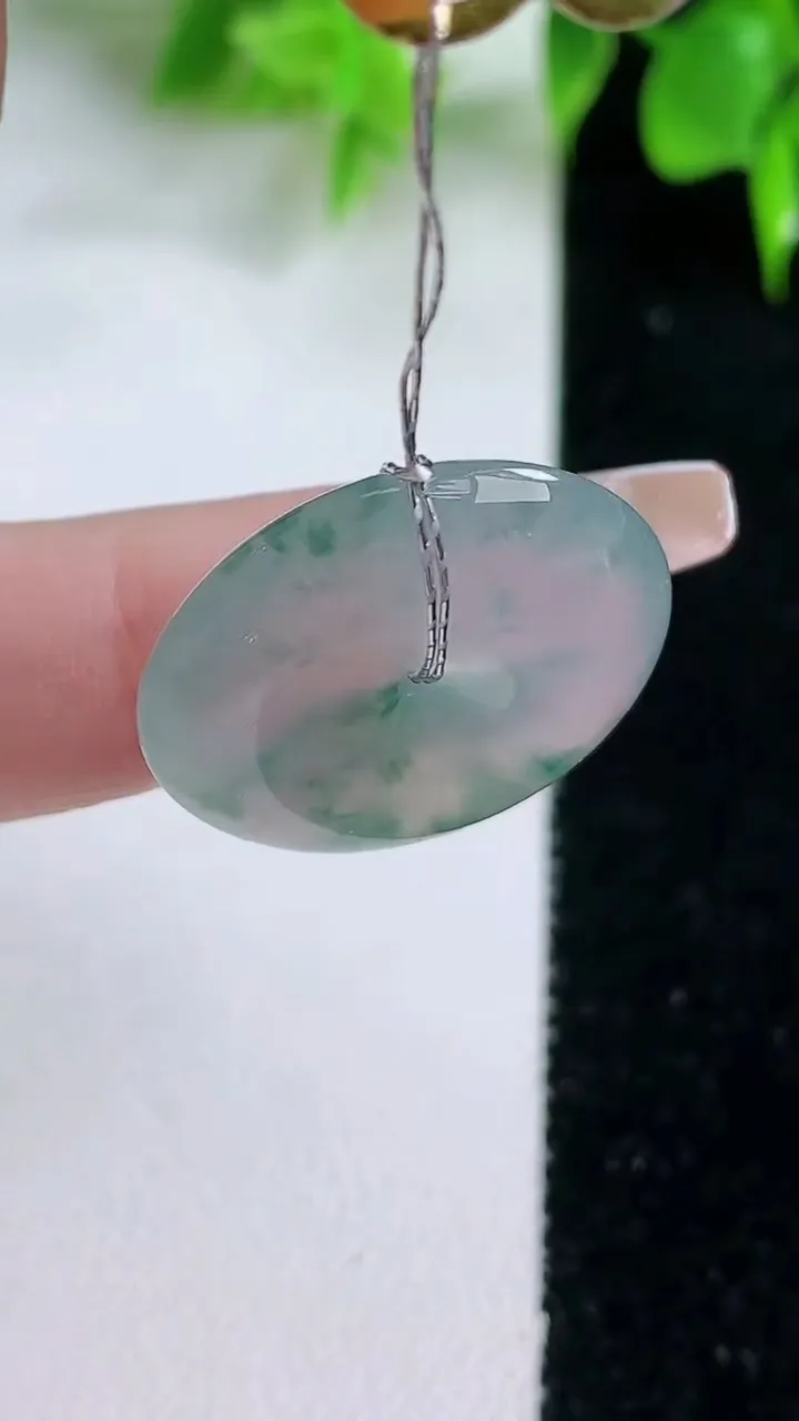 天然A货翡翠种飘花平安扣吊坠，尺寸23-5.7，重量:7.26g
1月18日