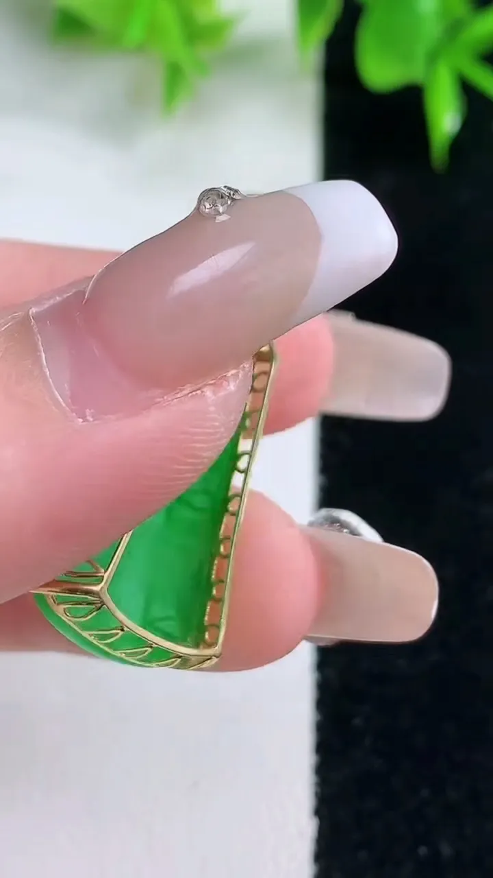 天然A货翡翠无事牌吊坠，尺寸34.4-24.5-15.7-5，重量:3.16g
1月18日