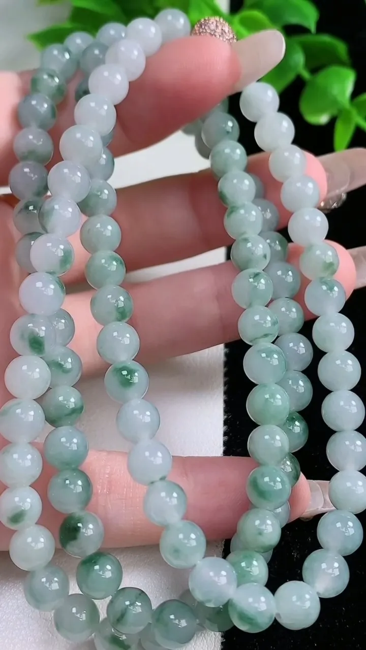 天然A货翡翠冰种飘花圆珠项链，尺寸6.4-108颗，重量:52.68g
1月18日