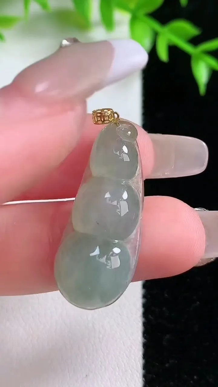 天然A货翡翠福豆吊坠，尺寸34.2-13.3-5.6，重:3.57g
1月18日