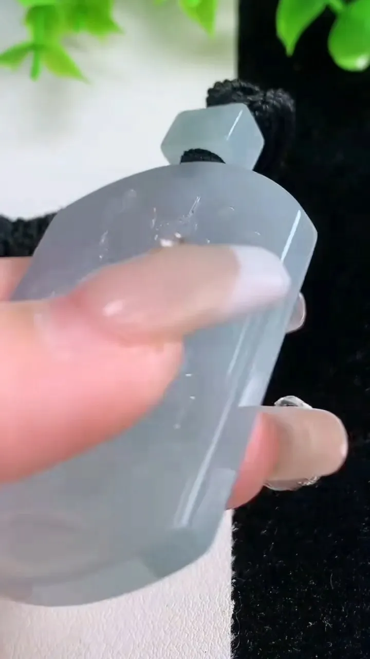 天然A货翡翠山水牌吊坠，尺寸54-40.7-6，重量:45.32g
1月18日