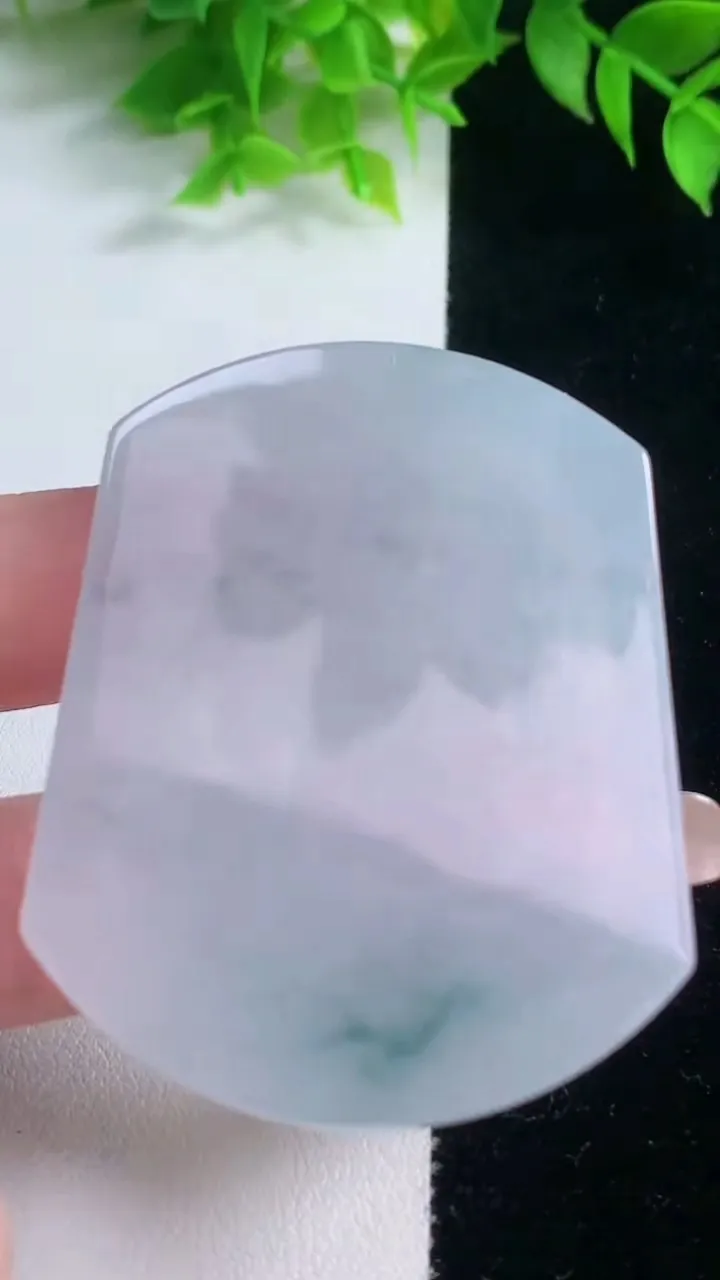 天然A货翡翠冰种飘花虚空藏菩萨吊坠，尺寸56-44.8-5.7，重量:31.78g
1月18日