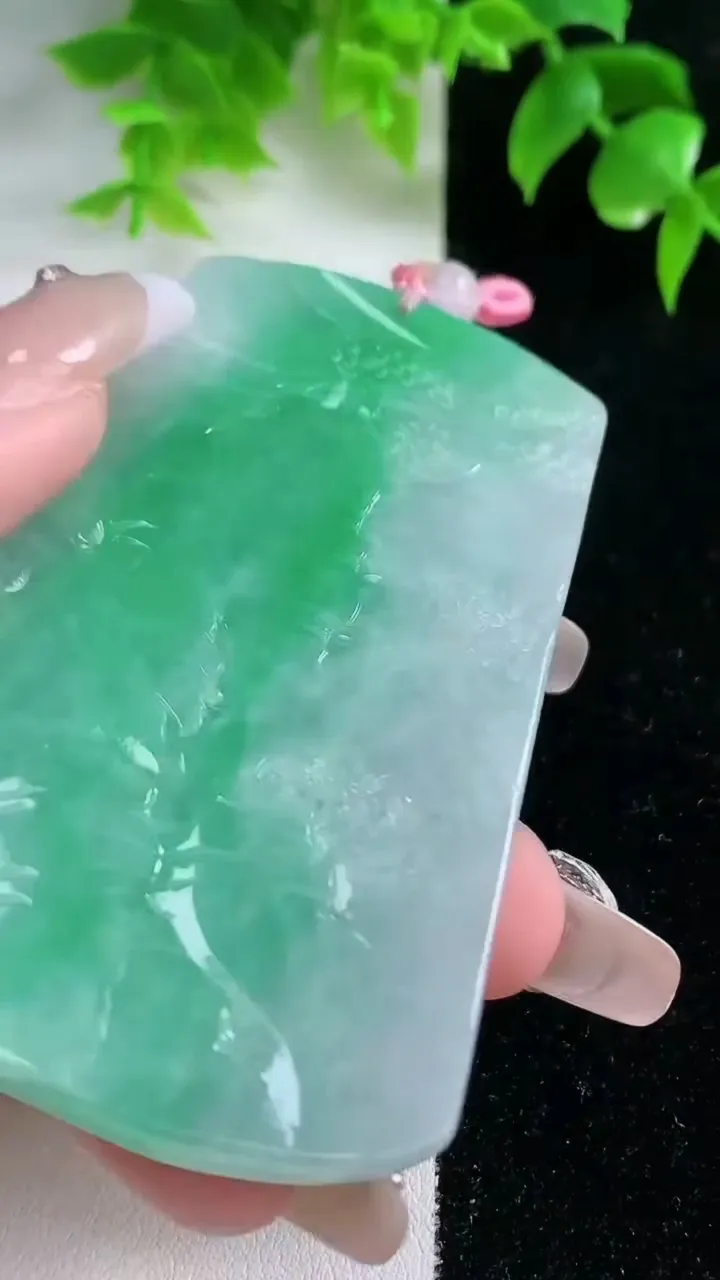 天然A货翡翠山水牌吊坠，尺寸76-48.6-5.4，重量:48.20g
1月18日