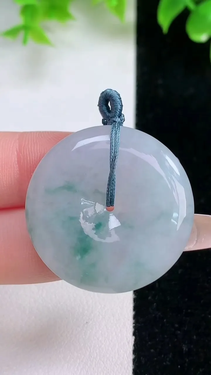 天然A货翡翠冰种飘花平安扣吊坠，尺寸31.7-5.4，重量:11.68g
1月18日