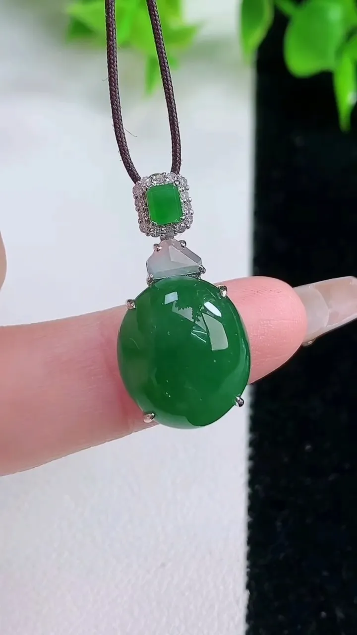 天然A货翡翠蛋面吊坠，尺寸15-13-6.7，重量:3.19g
1月18日